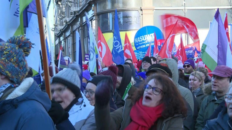 Grève massive dans une Irlande du Nord en plein blocage politique