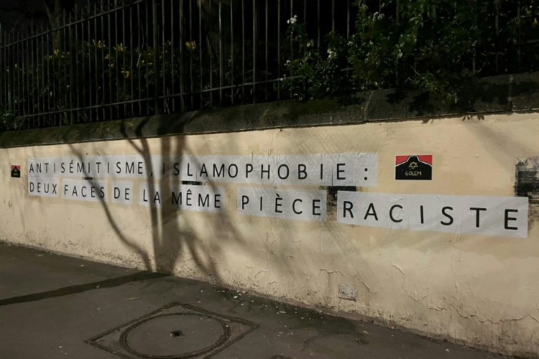 Collage nocturne avec le Golem, collectif juif de gauche contre l'antisémitisme