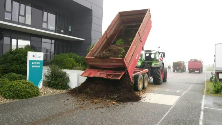 Les actions des agriculteurs se tendent avant des annonces attendues d'Attal
