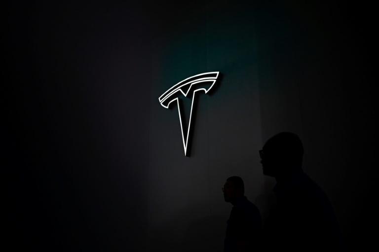 Tesla en deçà des attentes au 4T, prévient d'une croissance plus lente en 2024