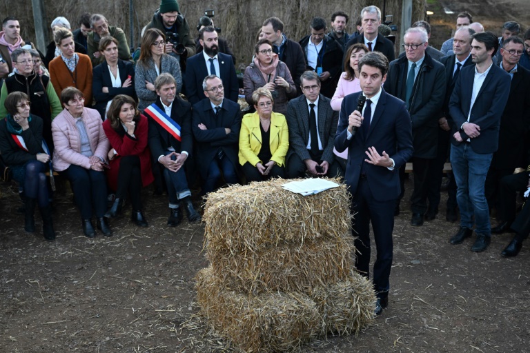 Attal à l'épreuve du feu agricole avant celle du Parlement