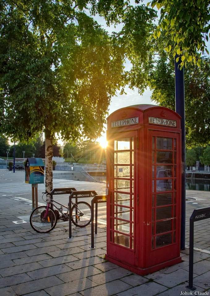 La cabine téléphonique rouge du quai de Londres devient une bibliothèque