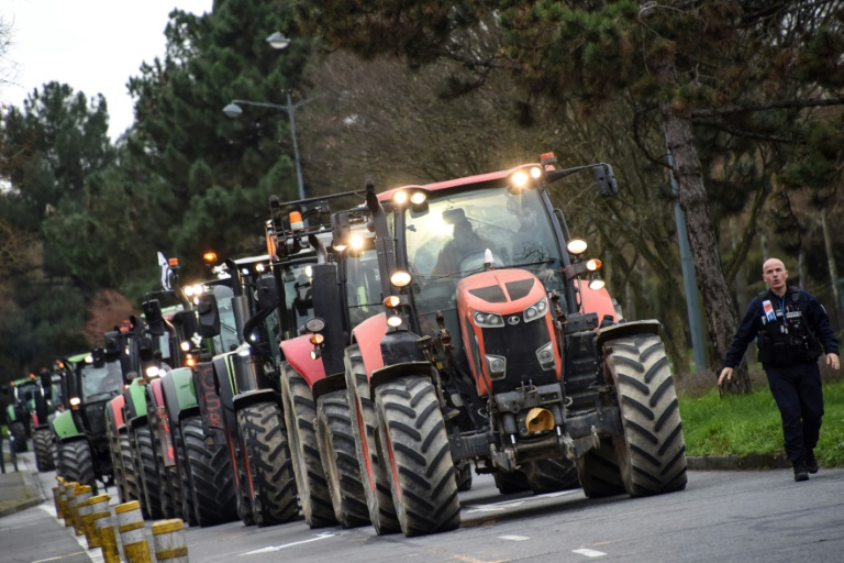 Les autoroutes rouvrent en France, des agriculteurs encore mobilisés