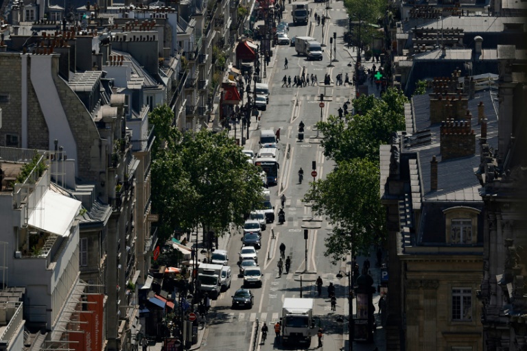 Sans voitures, la rue de Rivoli se porte bien mais se cherche encore