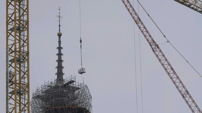 Notre-Dame de Paris: le démontage de l'échafaudage de la flèche a commencé