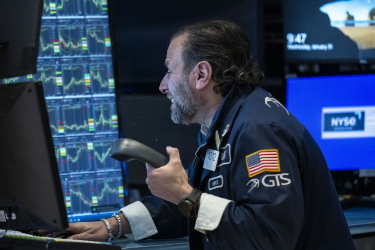 Wall Street termine en ordre dispersé, record pour le Dow Jones