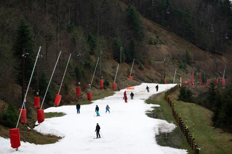 Vosges: le directeur d'une école de ski reconnaît un transport de neige par camion
