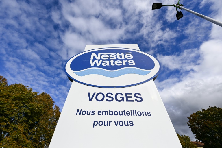 Désinfection d'eaux minérales: Foodwatch a porté plainte contre Nestlé