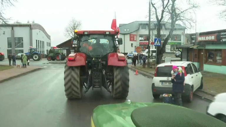 Les agriculteurs polonais déversent des céréales ukrainiennes, Kiev en colère