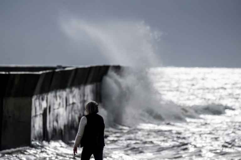 Tempête Louis: un automobiliste mort noyé, 90.000 foyers sans électricité