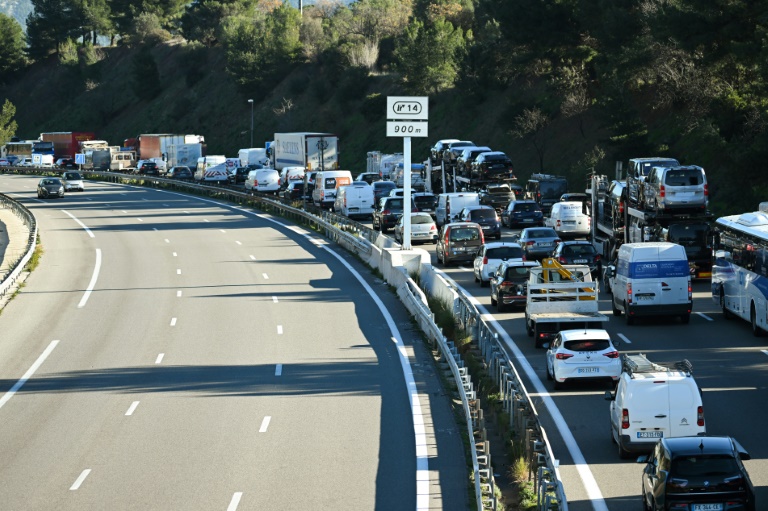 Trafic routier: une journée de chassé-croisé difficile en direction des Alpes
