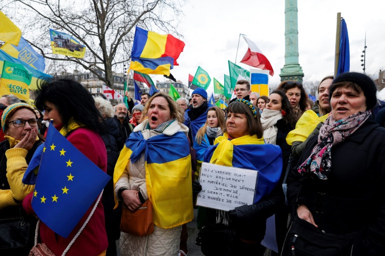 Des milliers de personnes manifestent en France pour l'Ukraine