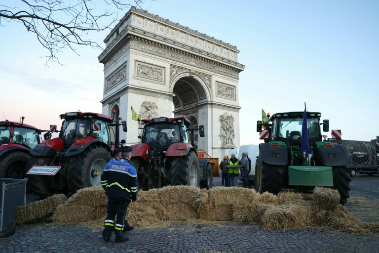 Des bottes de foin sont deversées devant l'Arc de Triomphe vendredi 1er mars 2024 dans une opération coup de poing menée par la Coordination rurale