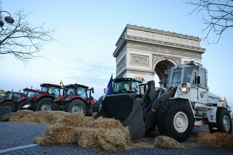 Agriculteurs: la Coordination rurale mène une action autour de l'Arc de Triomphe à Paris 