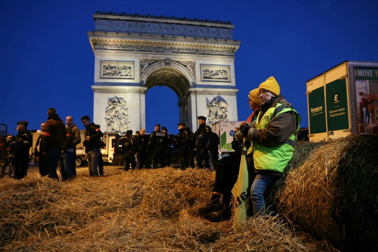 Agriculteurs: la Coordination rurale mène une action autour de l'Arc de Triomphe à Paris 