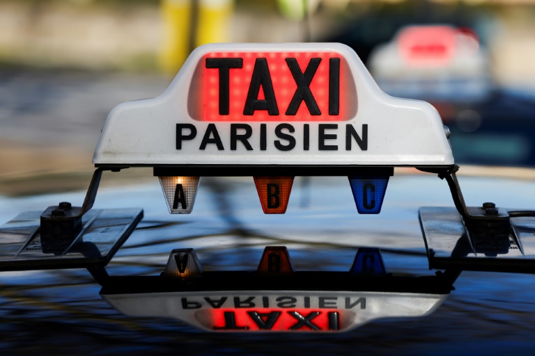 Les taxis organisent des opérations escargots autour de plusieurs grandes villes