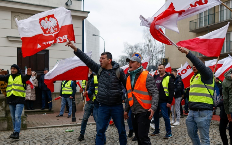 Des milliers d'agriculteurs en colère manifestent à Varsovie, quelques policiers blessés