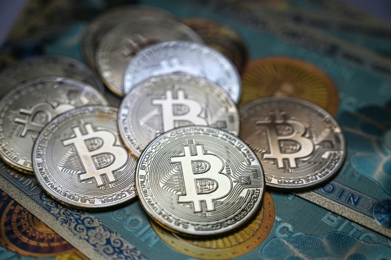 Le bitcoin poursuit sa course folle, nouveau record à plus de 72.000 dollars