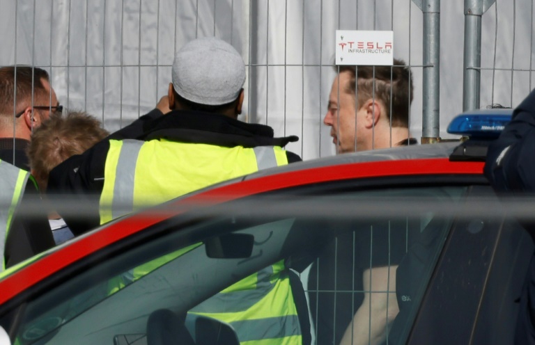 Elon Musk en visite à l'usine Tesla de Berlin après son sabotage
