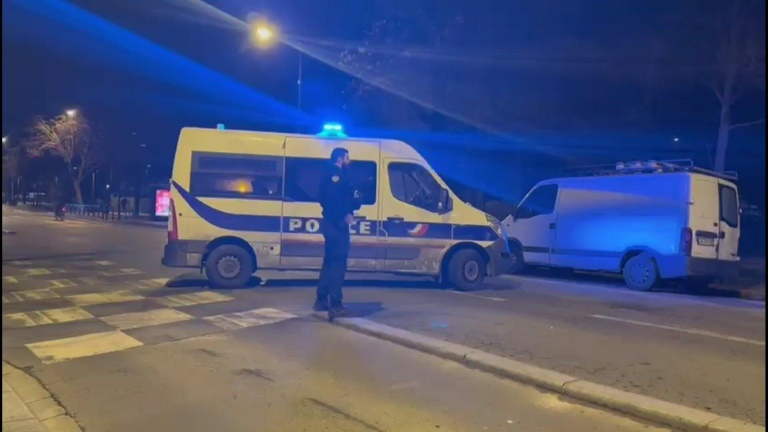 Emotion après la mort d'un jeune à scooter dans une collision avec la police