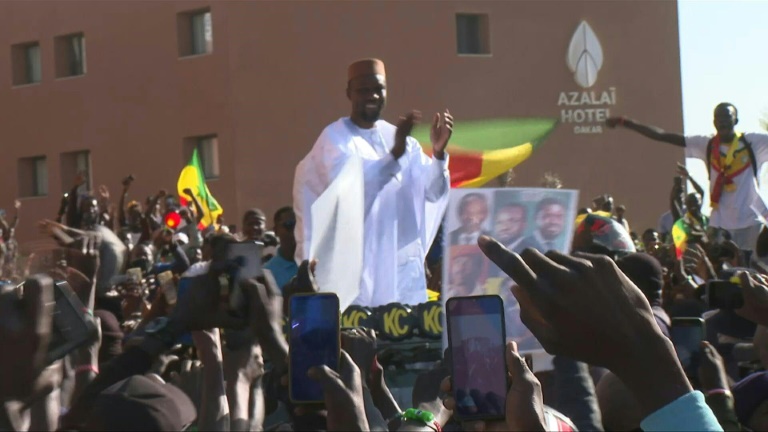 Sénégal: le camp antisystème sort renforcé de son bras de fer avec Macky Sall