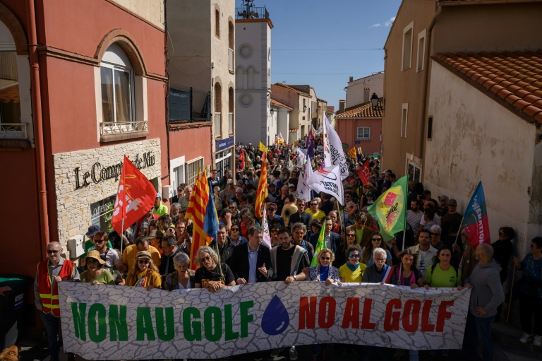 Des milliers de manifestants contre un projet de golf dans les Pyrénées-Orientales