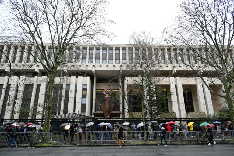 A Paris, des milliers d'électeurs devant l'ambassade russe, beaucoup contre Poutine