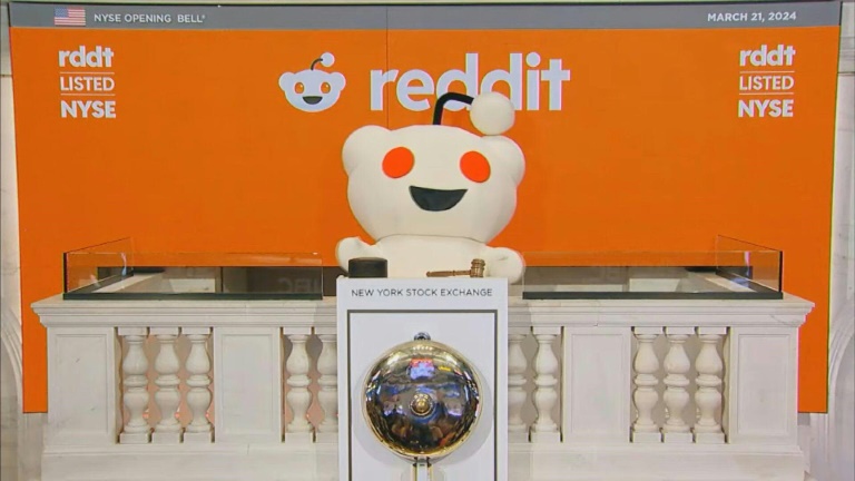 Le réseau social Reddit bondit de près de 40% pour ses débuts à Wall Street
