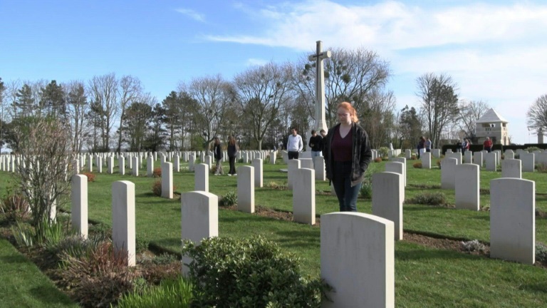 A Juno Beach, de jeunes Canadiennes sur les traces de parents tués en juin 1944
