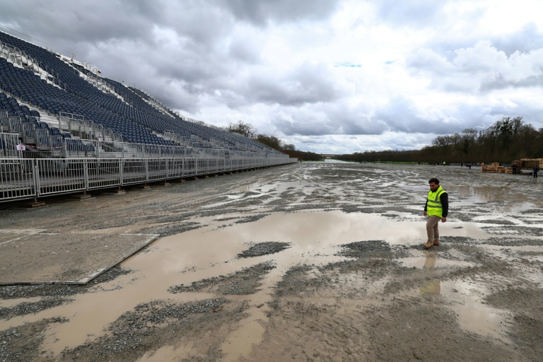 Au château de Versailles, de l'or, de la terre et des tractopelles pour accueillir les JO d'équitation