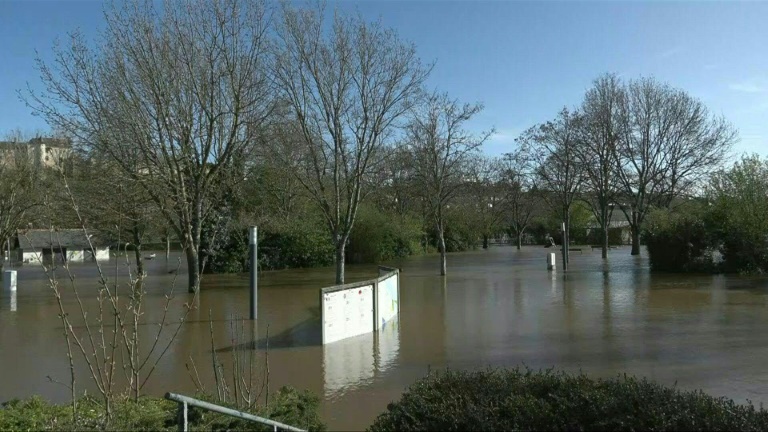 Crues: à Chinon, la Vienne enfin en décrue