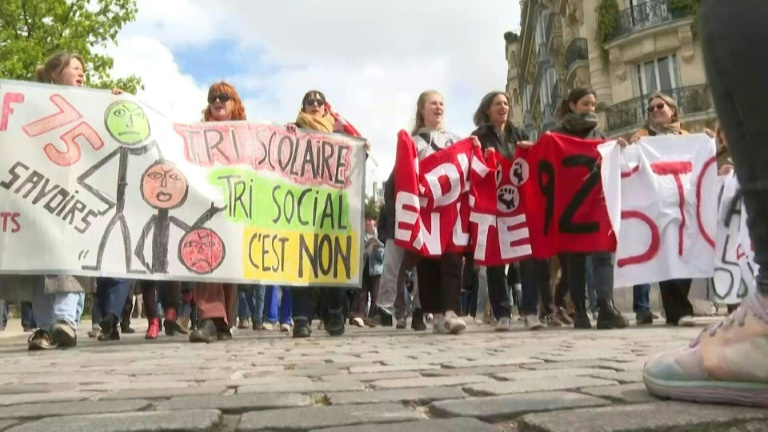 Education: le public dans la rue, le privé dans le viseur de députés