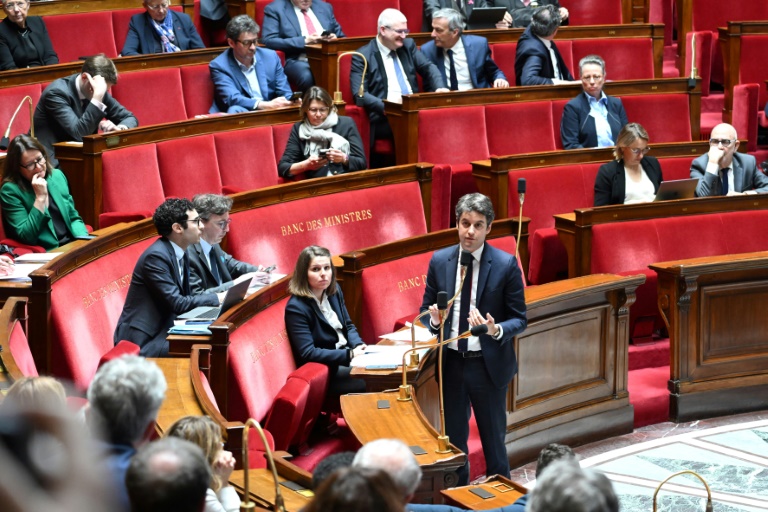Attal seul en scène face aux députés et quelques passes d'armes