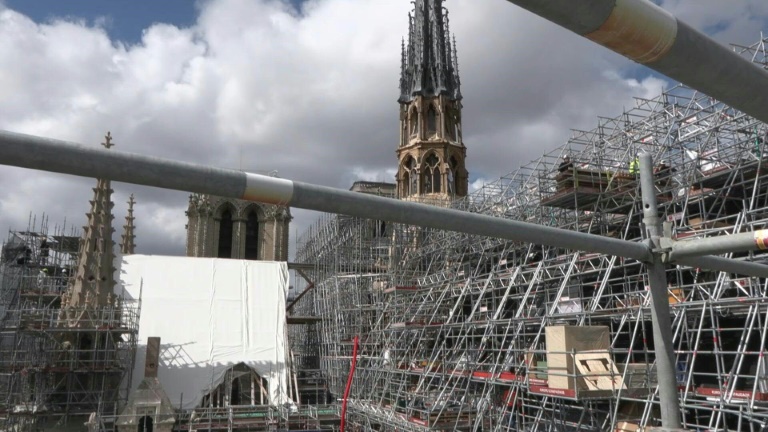 Sur le chantier de Notre-Dame, une douche de lumière et de couleurs