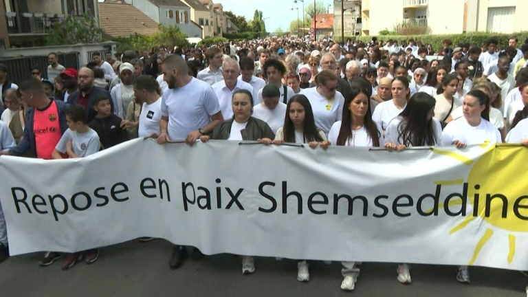 A Viry-Châtillon, les habitants marchent pour Shemseddine, l'adolescent battu à mort