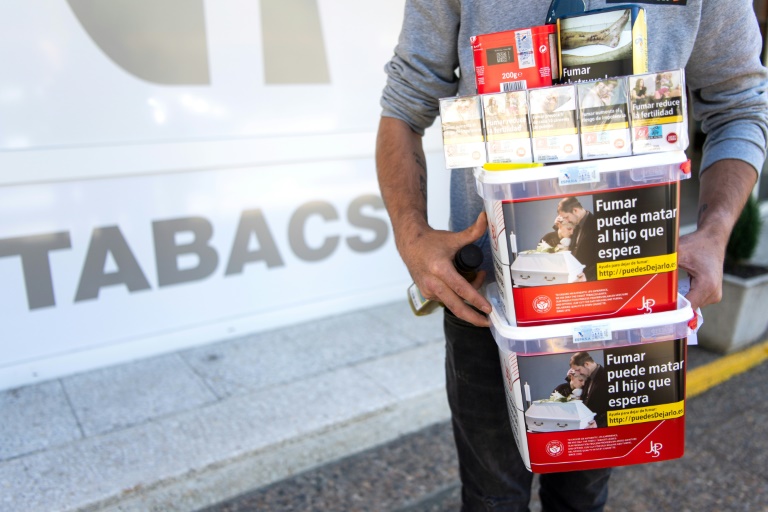 Des fumeurs ravis de pouvoir rapporter plus de tabac d'Espagne