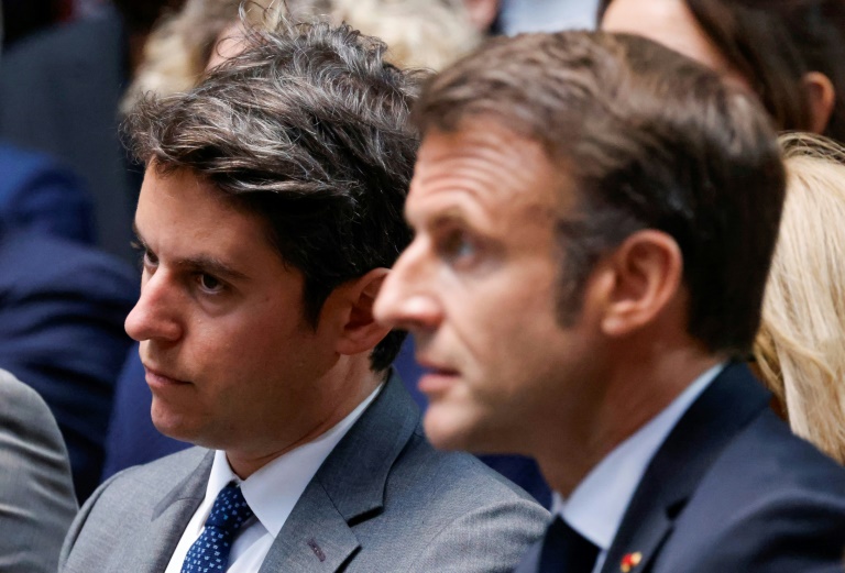 La popularité d'Attal en baisse, Macron stable