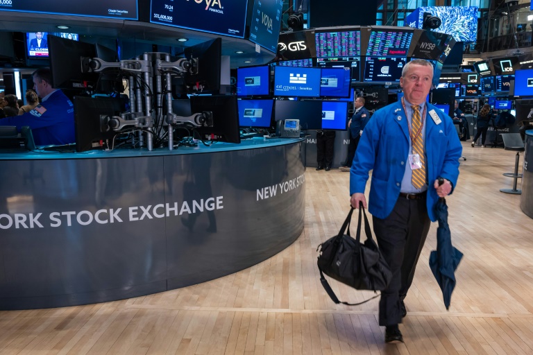 Wall Street finit en baisse, plombée par Meta et la faible croissance américaine