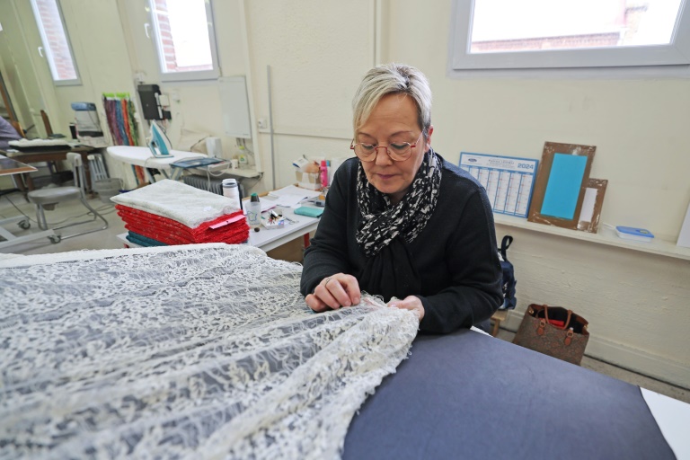 Symbole de luxe, la dentelle de Calais-Caudry lutte pour perpétuer son savoir-faire