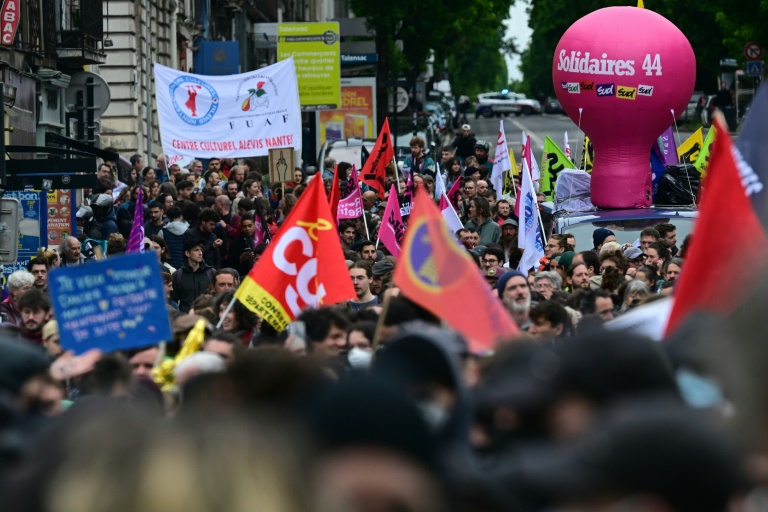 1er-Mai: des dizaines de milliers de manifestants pour les salaires, pour la paix