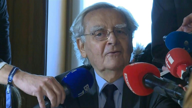 Le journaliste littéraire Bernard Pivot referme le livre de sa vie