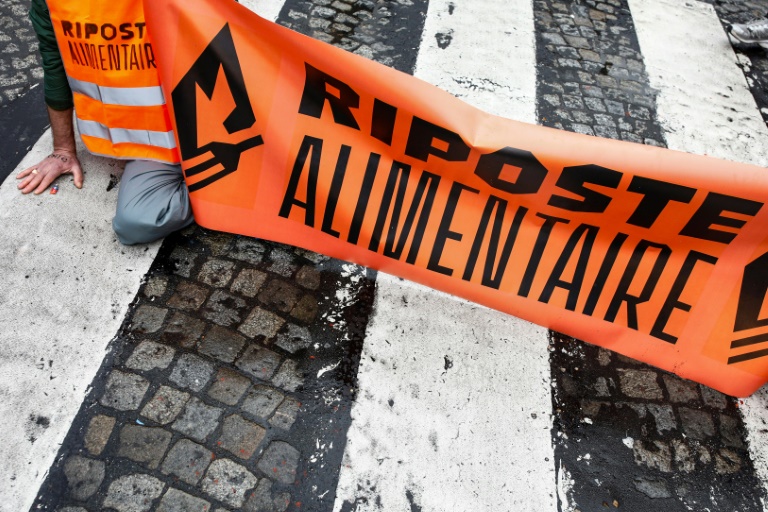 Louvre: deux interpellations après un collage autour de 