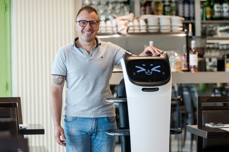 Faute de candidats, un restaurateur du Lot embauche un robot-serveur
