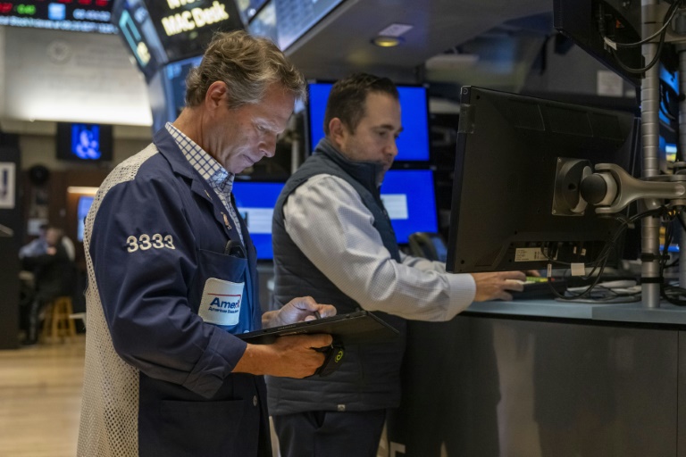 Wall Street termine en baisse, prises de bénéfices avant Nvidia