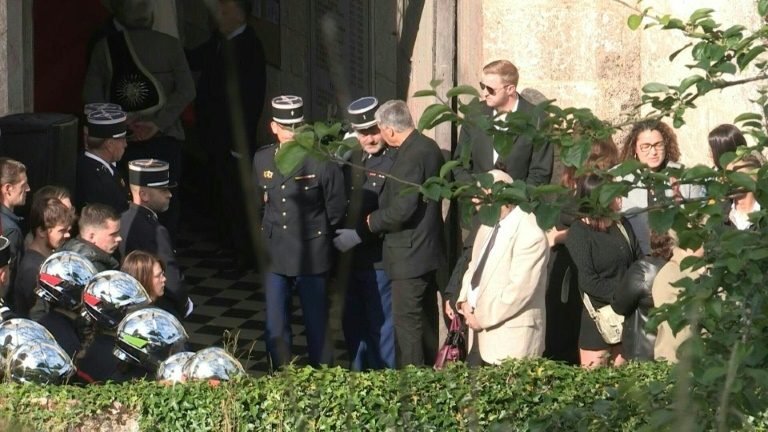 Attaque d'un fourgon pénitentiaire: 500 personnes rendent hommage à l'un des agents tués
