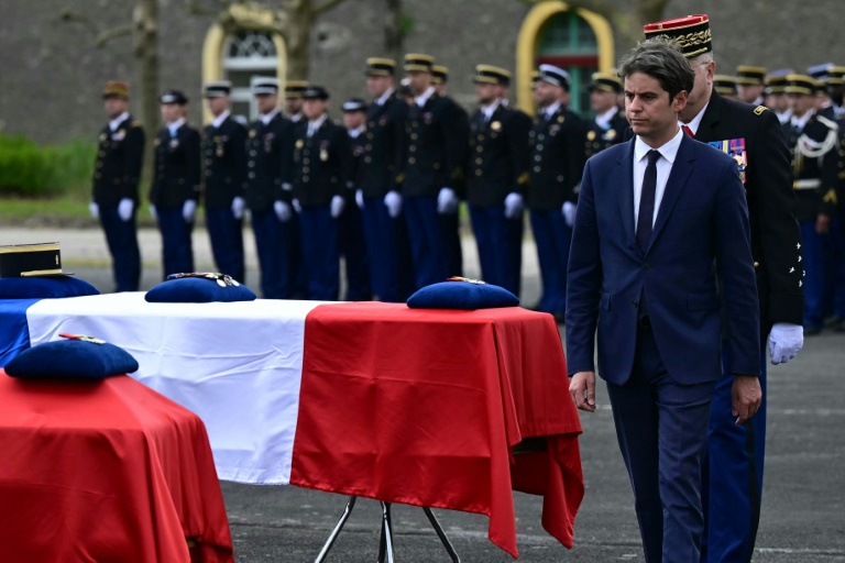 Nouvelle-Calédonie: Attal rend hommage aux deux gendarmes 