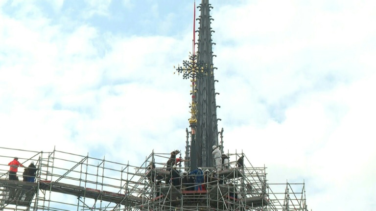 Notre-Dame de Paris: la cathédrale retrouve sa croix du chevet