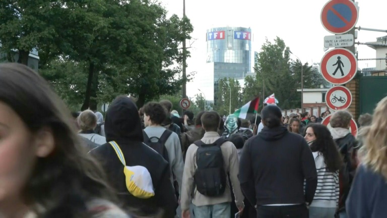 Manifestation devant TF1 contre une interview de Netanyahu
