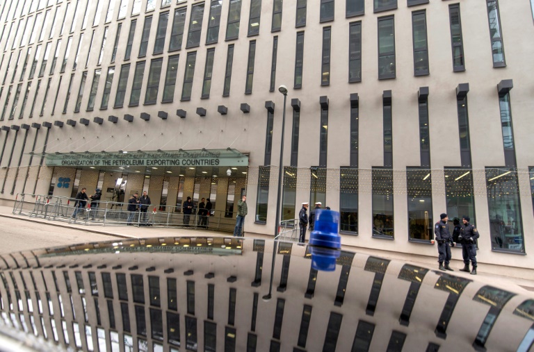 Pétrole: l'Opep+ prolonge ses coupes mais se prépare à rouvrir les vannes