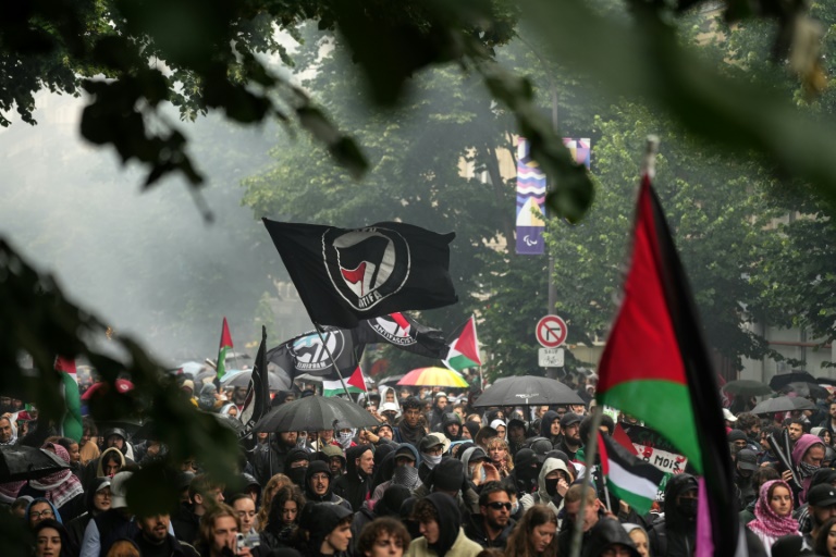 Sous la pluie, plus de 20.000 de personnes à Paris pour les Palestiniens, les Kanak et Clément Méric